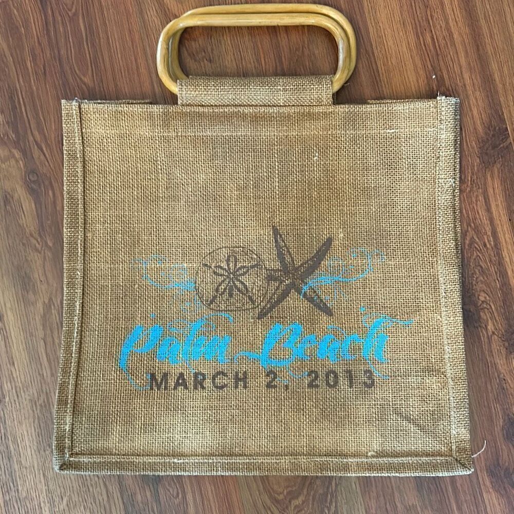 Palm Beach wooden handle jute bag.